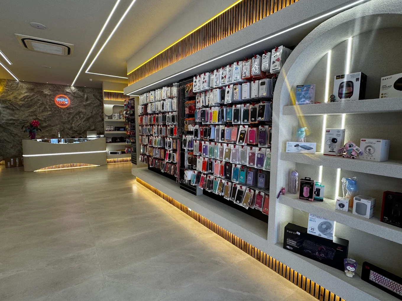 Πάγκος εξυπηρέτησης και προθήκες αξεσουάρ Phoneclub