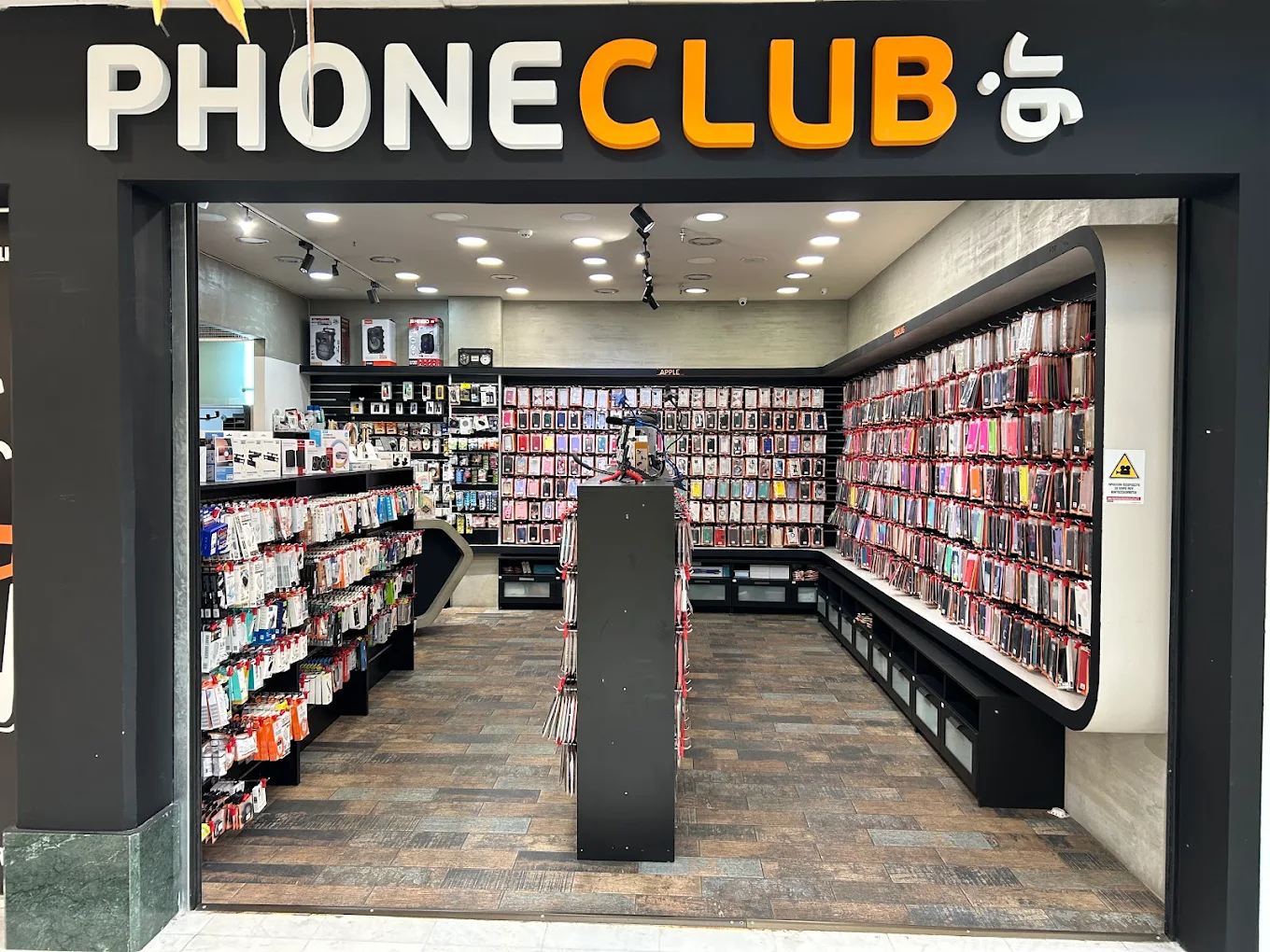Η είσοδος του Phoneclub Νέα Ευκαρπία με θέα στον χώρο και στις θήκες κινητών